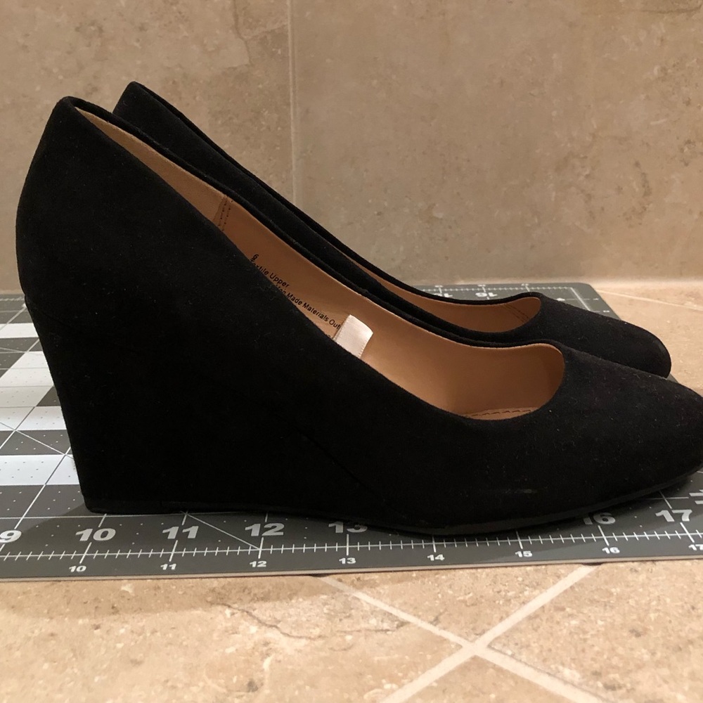 Black round-toe pumps